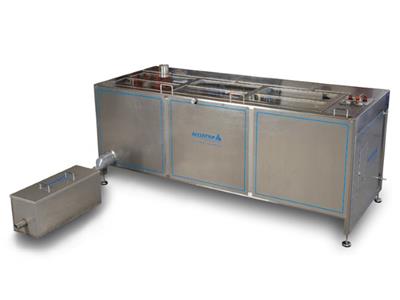 Machine met filterkamer. - ACCUSTRIP : Rollenreiniging door abrasieve verstuiving